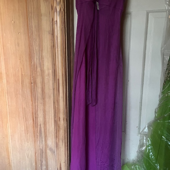 Formal dress - Picture 1 of 3
